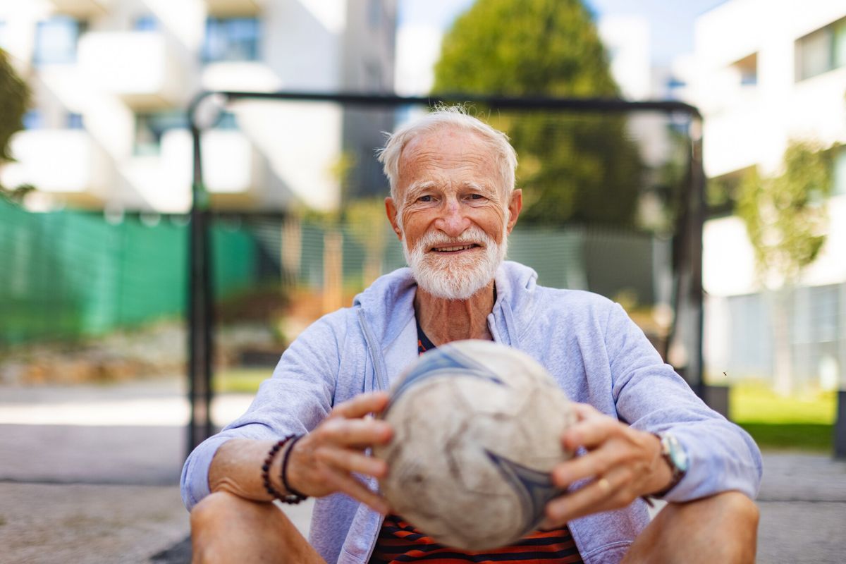 homme-senior-ballon-sport