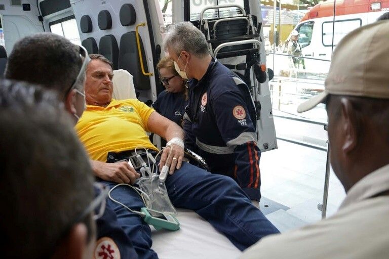 Brésil: Bolsonaro "stable" après son hospitalisation pour des douleurs abdominales