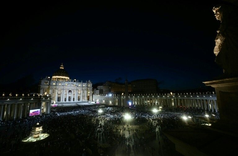 Conclave: au Vatican, l'attente de la fumée blanche