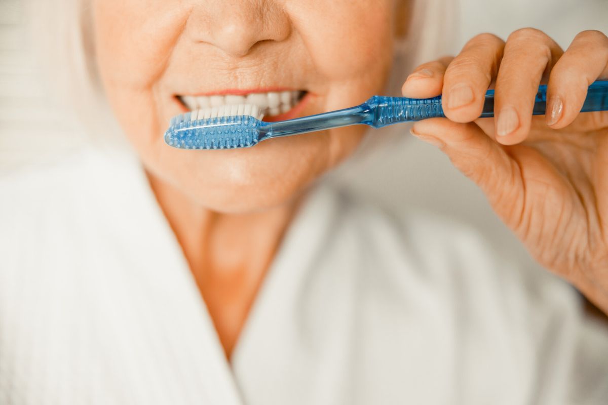 Illustration d'une femme se brossant les dents