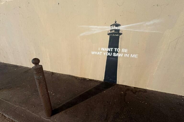 Un nouveau Banksy sous forme de phare fait son apparition à Marseille