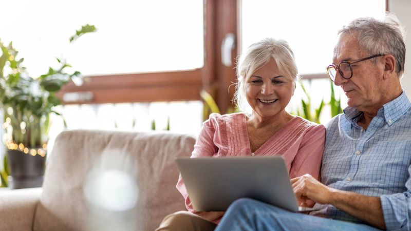 Illustration d'un couple devant un ordinateur
