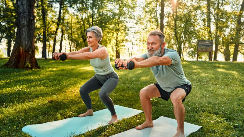 Illustration d'un couple de senior faisant du sport le matin