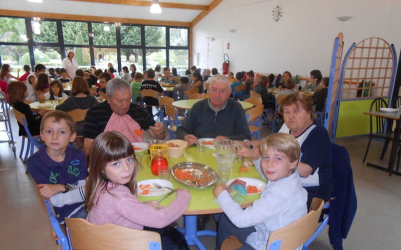 Intergénération: quand les aînés vont déjeuner à la cantine avec les enfants