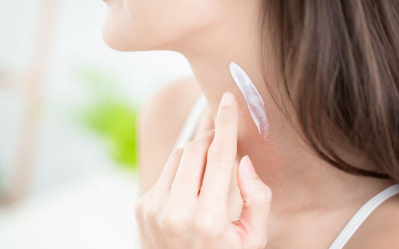 Contour de l'oeil, décolleté, bouche: les astuces pour en prendre soin 